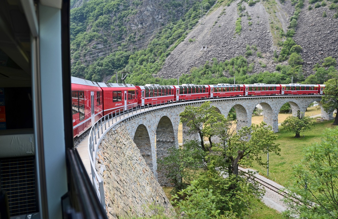 Traukinys, Šveicarija, Alpių, Tiltas, Geležinkelis, Kalnai, Praeiti, Viadukas, Traukinio Bėgiai, Gamta