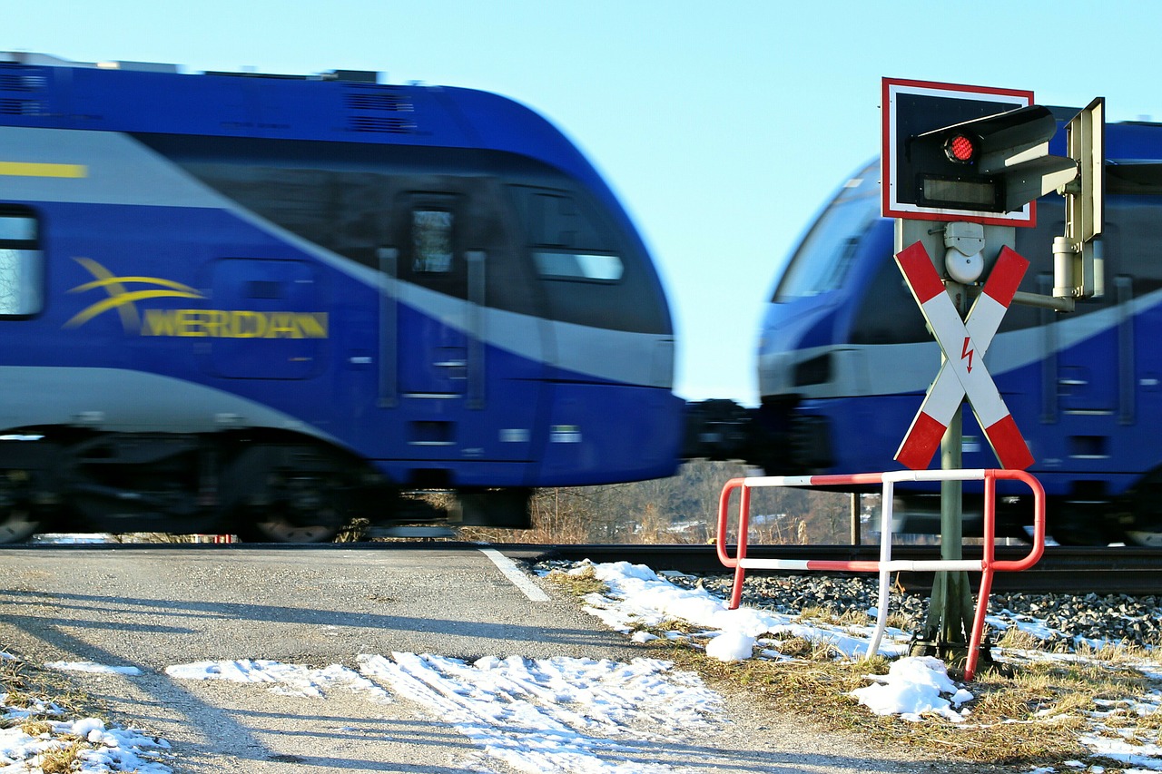 Traukinys, Lygių Perėjimas, Geležinkelių Transportas, Andreaskreuz, Kelio Zenklas, Kelio Ženklas, Kelio Ženklas, Įspėjimas, Dėmesio, Pastaba