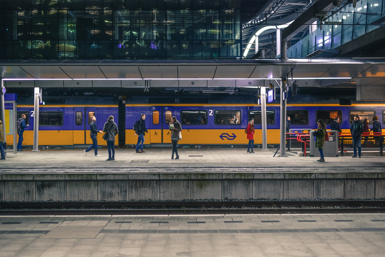 Traukinys, Stotis, Rotterdam, Nyderlandai, Platforma, Geležinkelis, Kelionė, Keleivis, Geležinkelis, Gabenimas