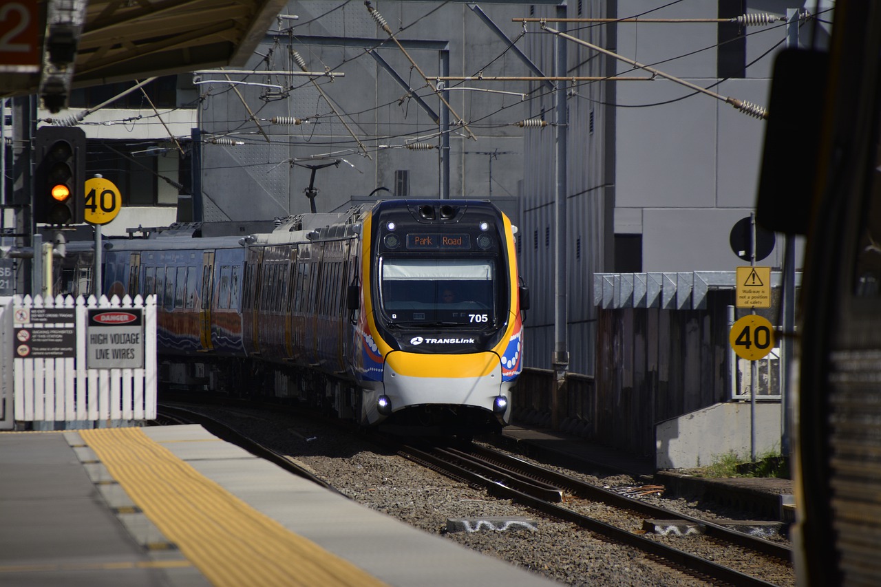 Traukinys, Lokomotyvas, Geležinkelis, Transporto Sistema, Geležinkelio Bėgiai, Brisbane, Kelionė, Australia, Kelias, Žibintai