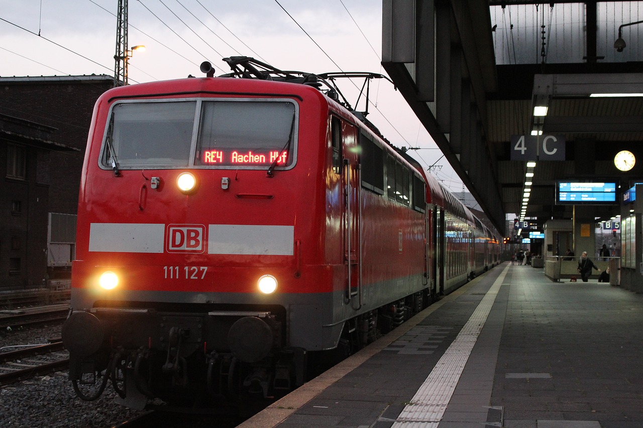 Traukinys, Geležinkelis, Transporto Sistema, Geležinkelio Linija, Stotis, Kelionė, Variklis, Metro, Priemiestinis, Kelias