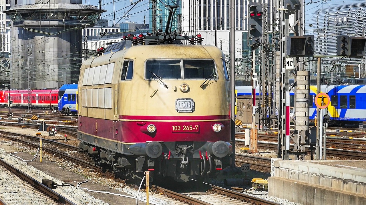 Traukinys,  Transporto Sistema,  Geležinkelis,  Stotis,  Traukinių Stotis,  Munich,  Br 103,  Eismas,  Kelionė,  Sustabdyti