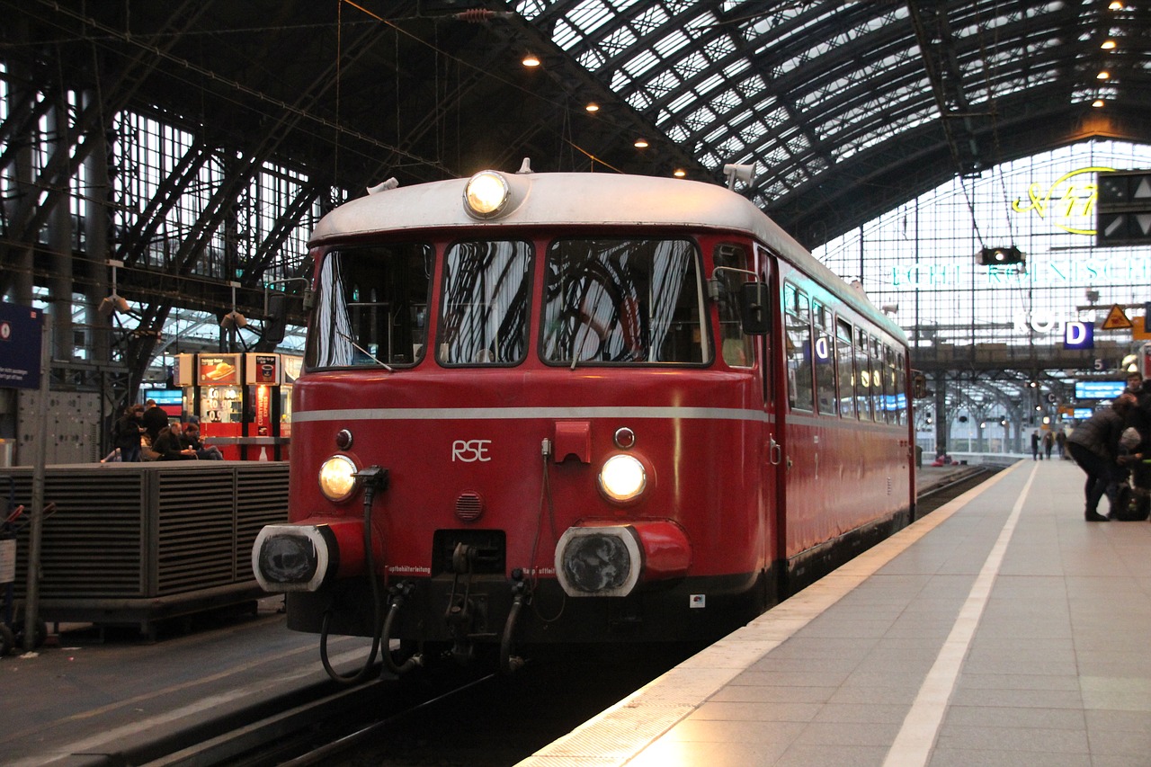 Traukinys,  Transporto Sistema,  Geležinkelis,  Stotis,  Kelionė,  Geležinkelio Linija,  Eismas,  Miesto,  Priemiestinis,  Metro