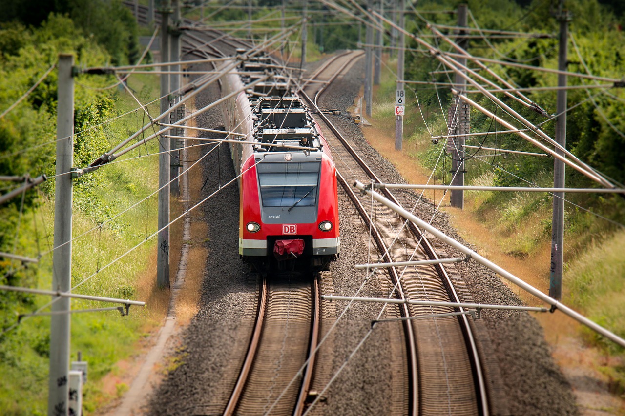 Traukinys, Geležinkelis, S Bahn, Transportas, Atrodė, Kontaktinis Tinklas, Miniatiūrinė, Stiebai, Oro Linijų Stiebai, Geležinkelio Linija