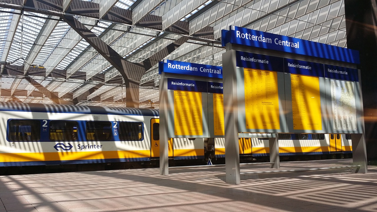 Traukinys, Judėjimas, Gabenimas, Geležinkelis, Kelionė, Perspektyva, Vagonas, Stotis, Platforma, Rotterdam Centras