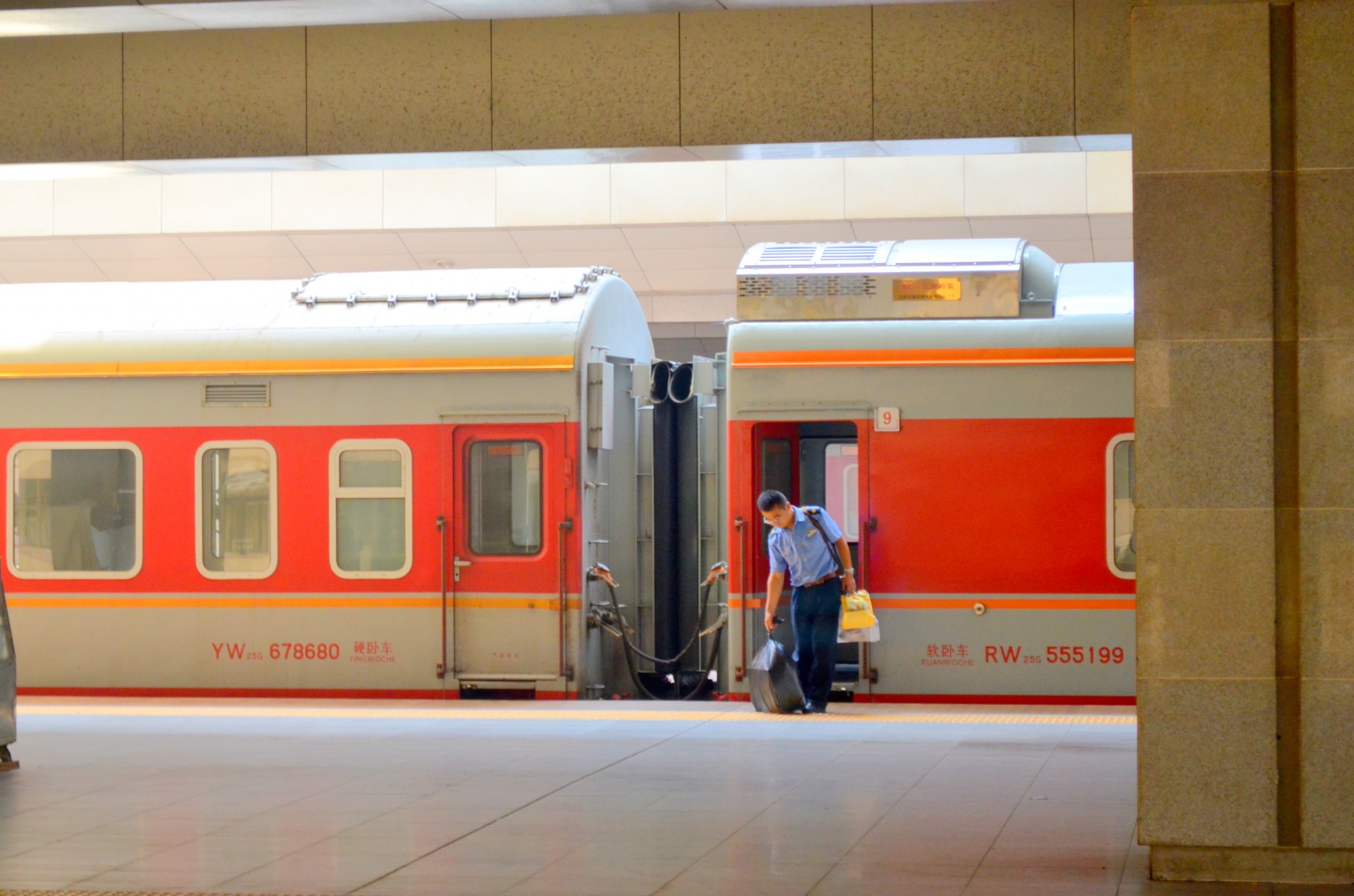 Traukinys,  Stotis,  Vyras,  Platforma,  Xuzhou,  Kinija,  Geležinkelis,  Geležinkelis,  Automobilis,  Traukinių Stotis