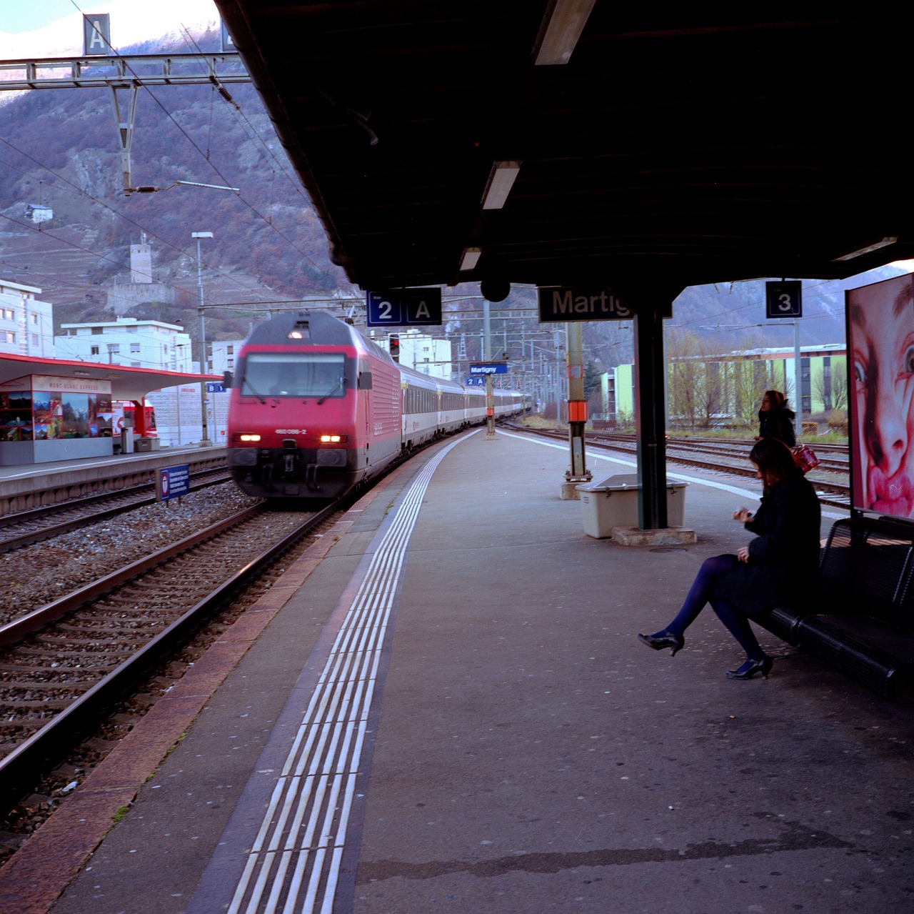 Traukinių Stotis, Martigny, Valais, Šveicarija, Gabenimas, Siluetas, Keleivis, Laukimas, Linija, Geležinkelis