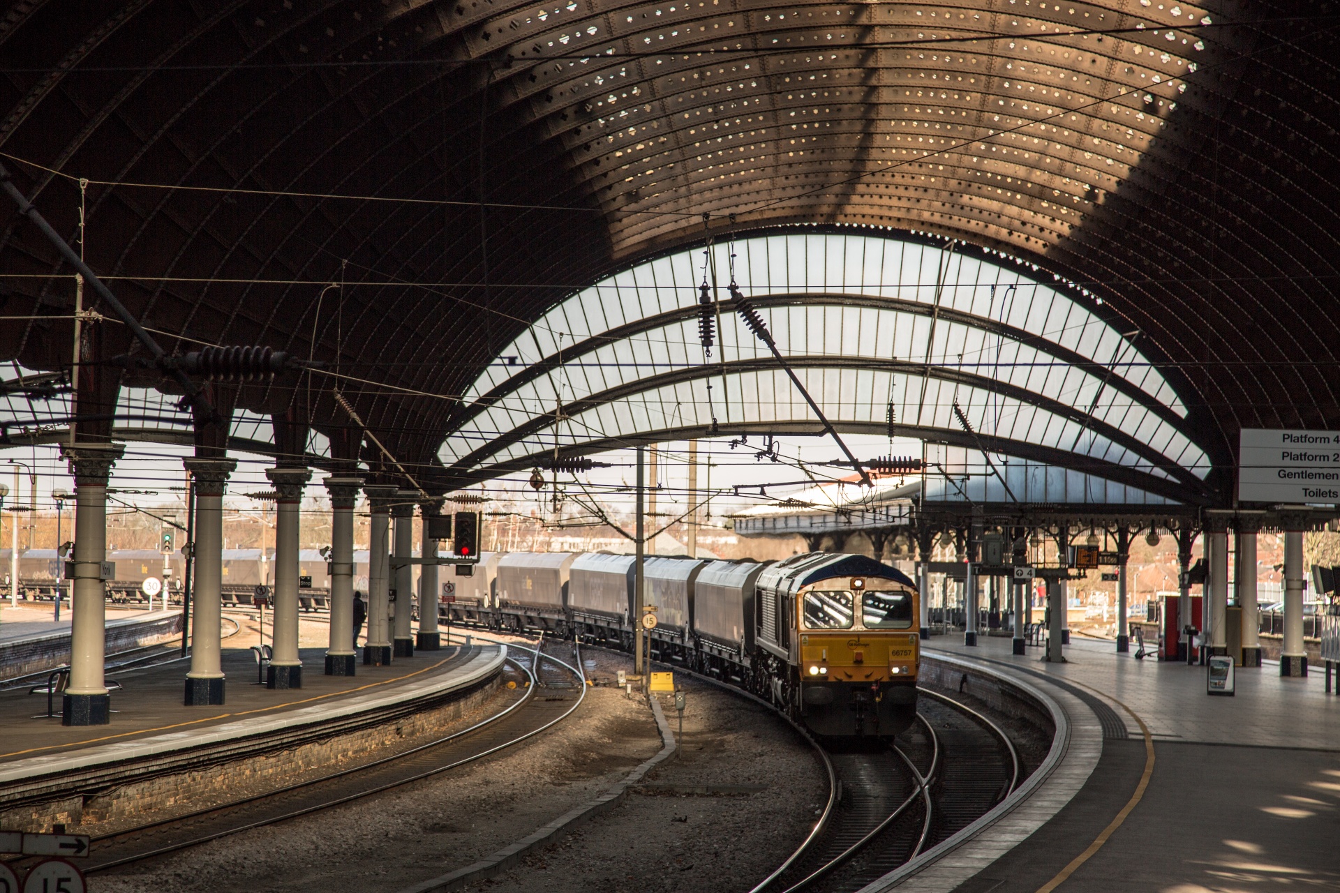 Ж д москва. Вокзал Railway Station. Трейн Стейшн. Ж/Д вокзалы Москвы. Вокзал Восточный Москва платформы.