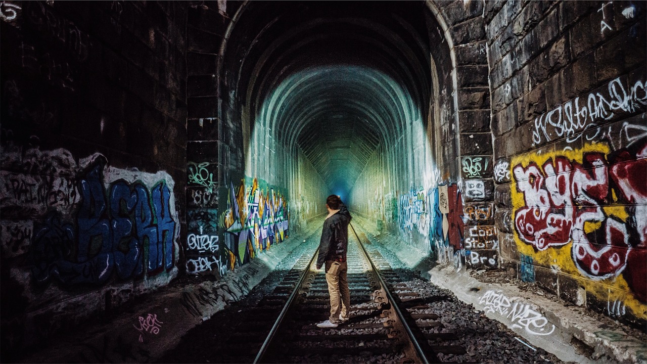 Traukinio Bėgiai, Tunelis, Grafiti, Geležinkelis, Geležinkelis, Vaikinas, Vyras, Žmonės, Naktis, Nemokamos Nuotraukos