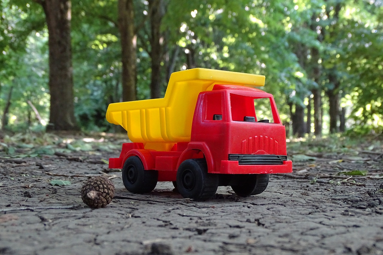 Детские грузовички. Игрушечный грузовик. Машина грузовик игрушка. Детские грузовые машинки. Самосвал игрушечный.