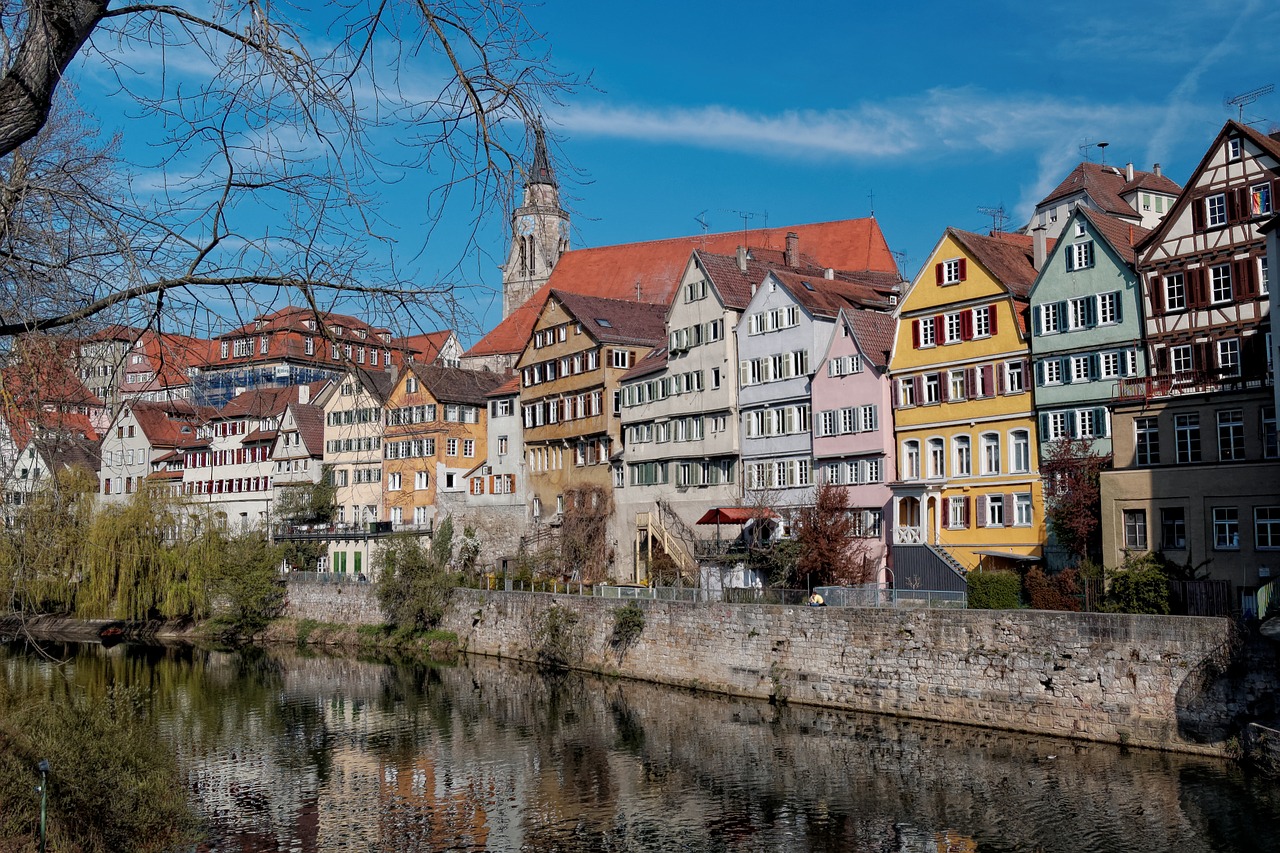 Tübingen, Namai, Fasadas, Mėlynas, Dangus, Vanduo, Veidrodis, Senamiestis, Universitetinis Miestas, Spalvinga