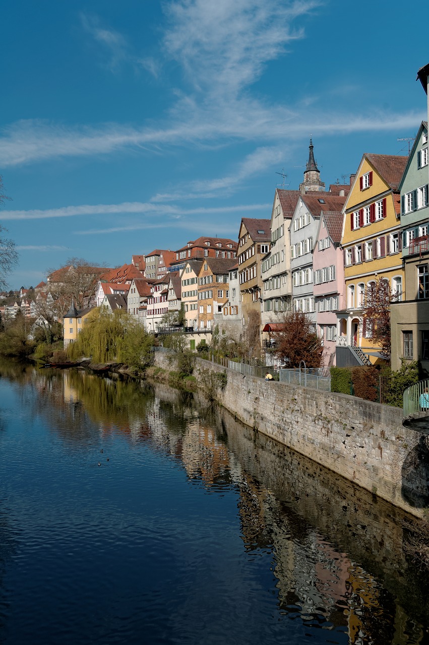 Tübingen, Namai, Fasadas, Mėlynas, Dangus, Vanduo, Veidrodis, Senamiestis, Universitetinis Miestas, Spalvinga