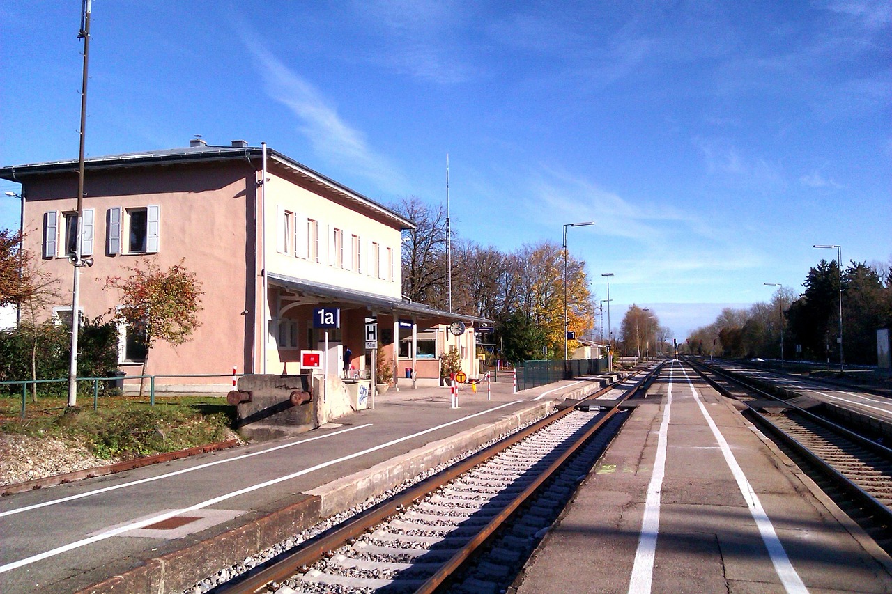 Türkheim, Vokietija, Stotis, Depas, Traukinys, Geležinkelis, Geležinkelis, Dangus, Debesys, Pastatas