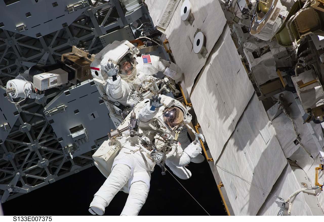Du Astronautai, Spacewalk, Kosminis Laivas, Atradimas, Įrankiai, Kostiumas, Paketas, Juostos, Plaukiojantieji, Darbas