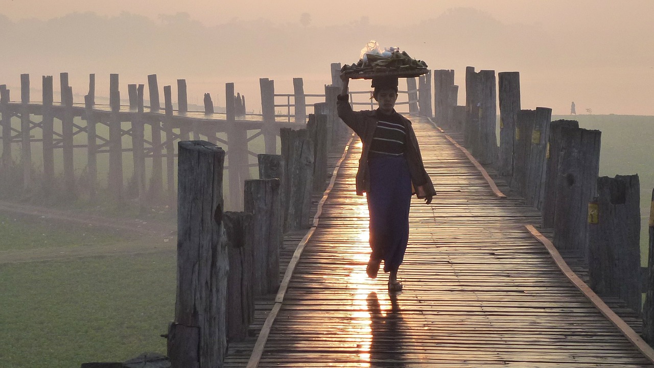 Tu Bein Tiltas, Mandalay, Mianmaras, Tiltas, Aušra, Asmuo, Vaikščioti, Moteris, Taungthaman Ežeras, Nemokamos Nuotraukos