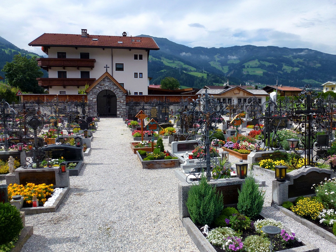 Uderns, Austria, Pastatai, Kaimas, Kapinės, Gėlės, Augalai, Kalnai, Bažnyčia, Architektūra