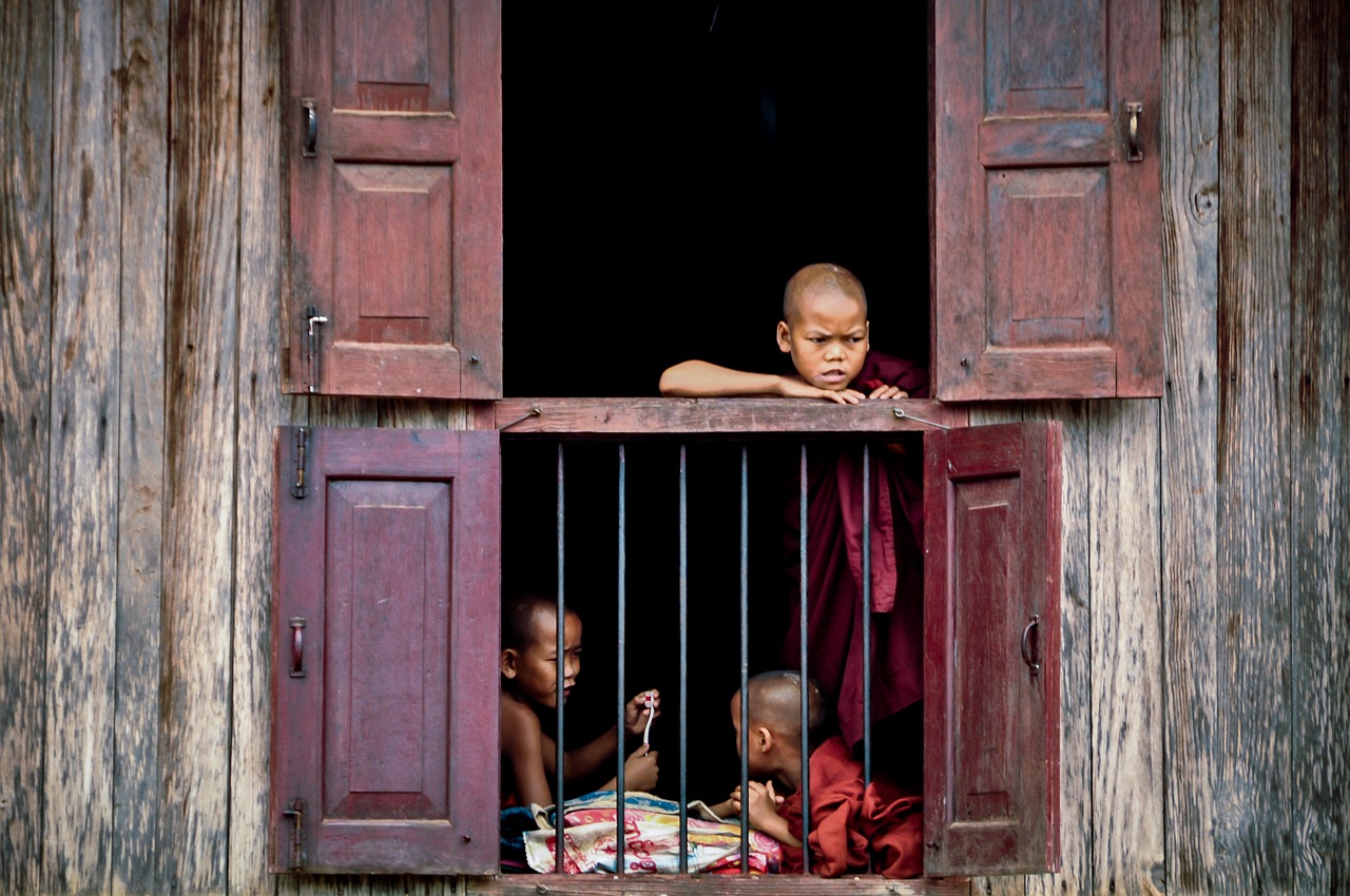 Mianmaras, Vienuolynas, Berniukas, Vienuoliai, Vaikai, Langas, Nemokamos Nuotraukos,  Nemokama Licenzija