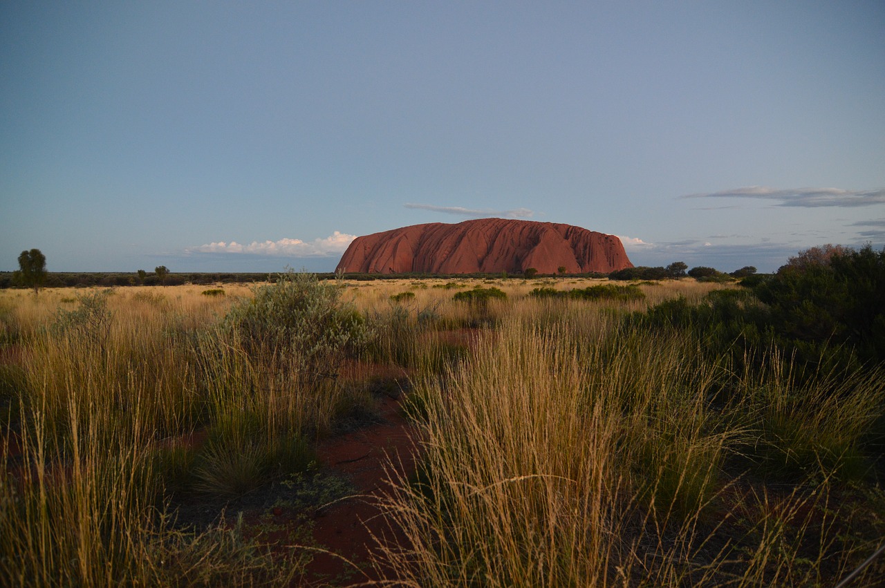 Uluru,  Ayers Rock,  Australia,  Raudona Centras,  Outback,  Dykuma,  Kraštovaizdis,  Dangus,  Gamta,  Žolė