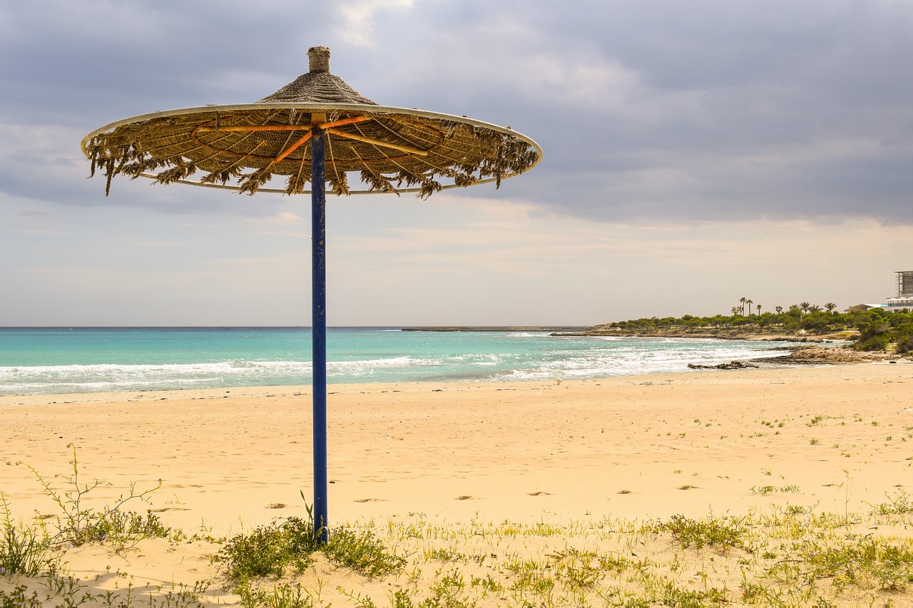 Морской зонтик. Море пляж зонтик. Пляжный зонтик. Зонт для пляжа. Песчаный пляж зонтик.