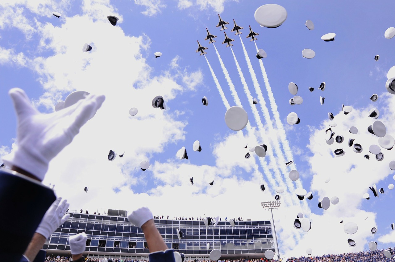 Usaf Akademija, Colorado Spyruoklės, Dangus, Debesys, Skrybėlės, Baigimas, Ceremonija, Lauke, Laimingas, Pasiekimas