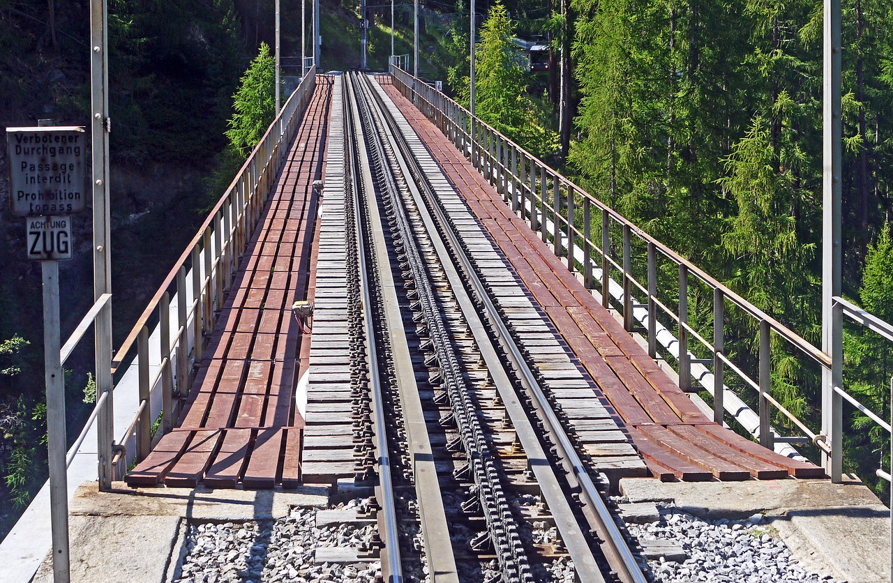 Slėnio Tiltas, Geležinkelio Bėgiai, Stovo Geležinkelis, Gornergratbahn, Šveicarija, Zermatt, Valais, Findelbach Tiltas, Slėnis, Krioklys