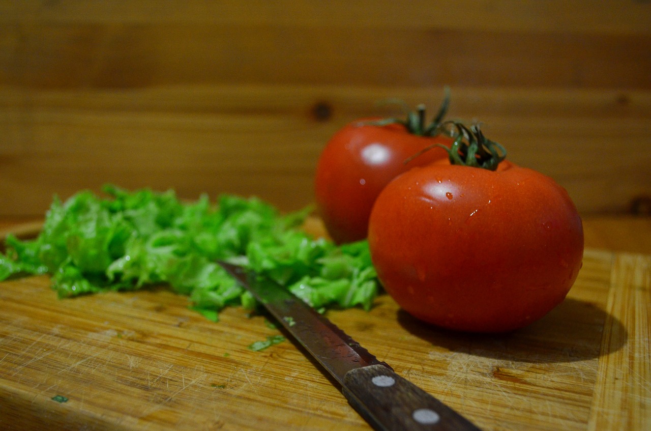 Daržovės, Pomidoras, Salotos, Maistas, Vegetariškumas, Pomidorai Arti Raudona, Žalumos, Naudinga, Mityba, Griežinėliais