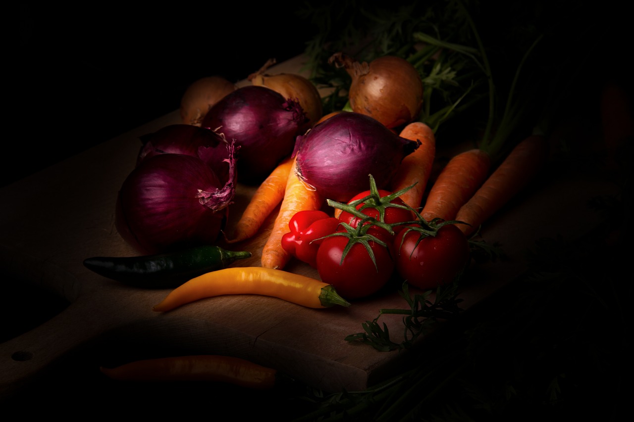 Daržovės, Tamsi Nuotaika, Maisto Fotografija, Morkos, Svogūnai, Čili, Pomidorai, Vitaminai, Gamta, Skanus