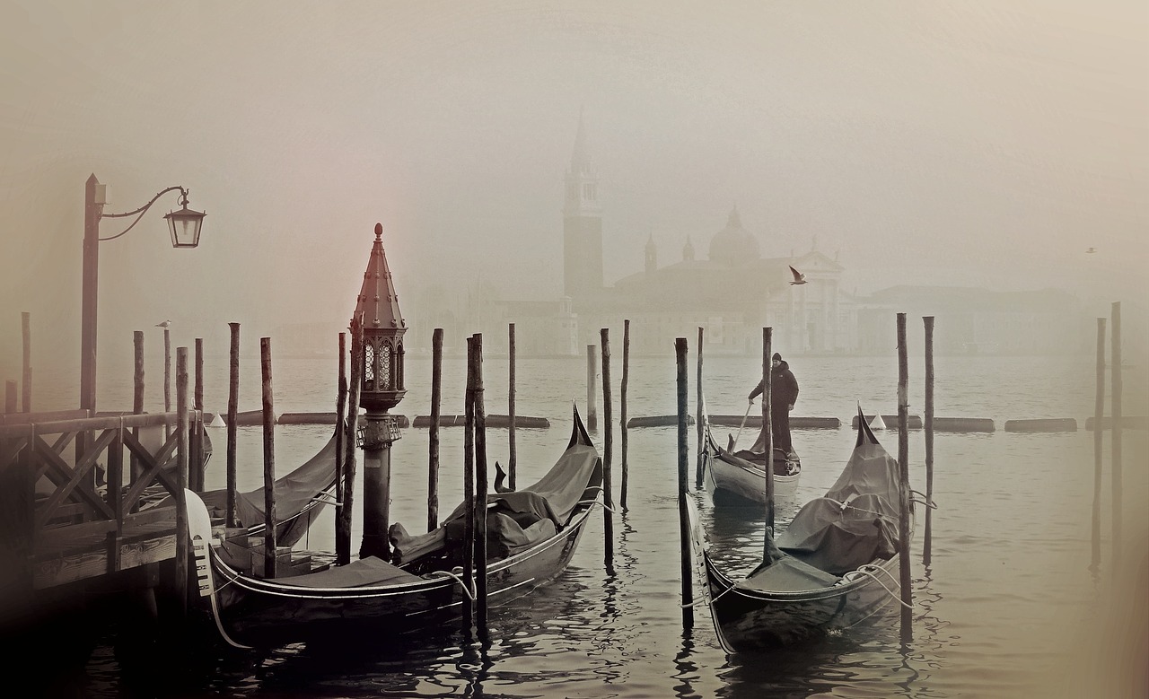 Venecija, Italy, Gondola, Lagūnas, Romantiškas, Wassertrasse, Gondolieris, Architektūra, Rūkas, Istoriškai
