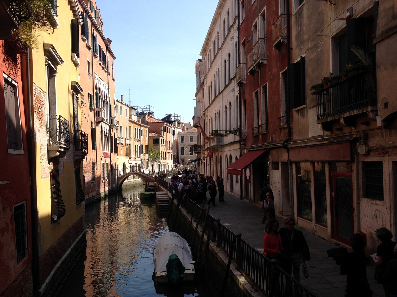 Venecija, Italy, Gondola, Kanalas, Pastatas, Šešėliai, Kelionė, Tyrinėti, Nuotykis, Tiltas