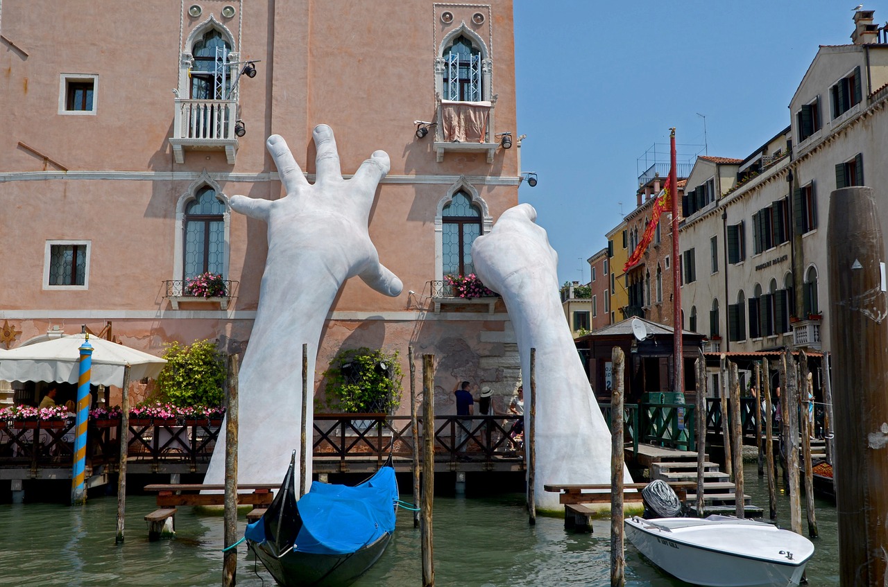 Venecija, Skulptūra, Milžiniškos Rankos, Lorenzo Quinn, Prabangus Viešbutis Ca Sagredo, Kanalo Grande, Parama, Pagalba, Gondola, Italy