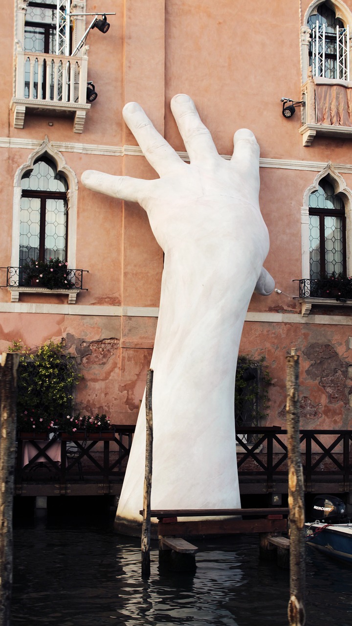 Venecija, 2017, Skulptūra, Lorenzo Quinn, Kanalas, Vanduo, Valtis, Kraštovaizdis, Miestas, Italy