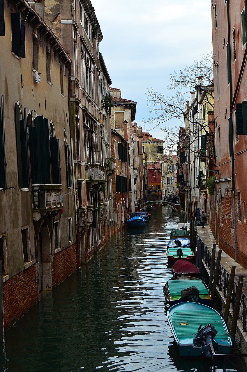 Venecija, Italy, Valtis, Motorinė Valtis, Kanalas, Mažoji Upė, Medžiai, Miestas, Siena, Langas