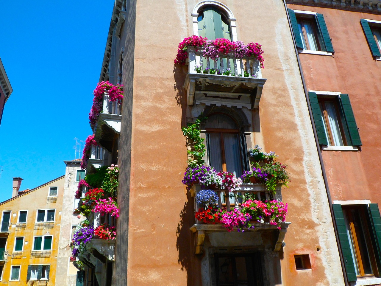 Venecija, Namai, Romantiškas, Spalvinga, Šventė, Ispanų, Seni Namai, Architektūra, Blauzdykis, Gėlės