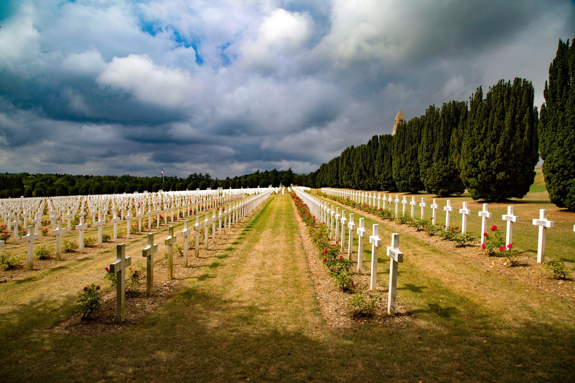 Верден. Мемориальное кладбище Верденом. Кладбище солдат Верден. Verdun Франция. Военное кладбище Верден.