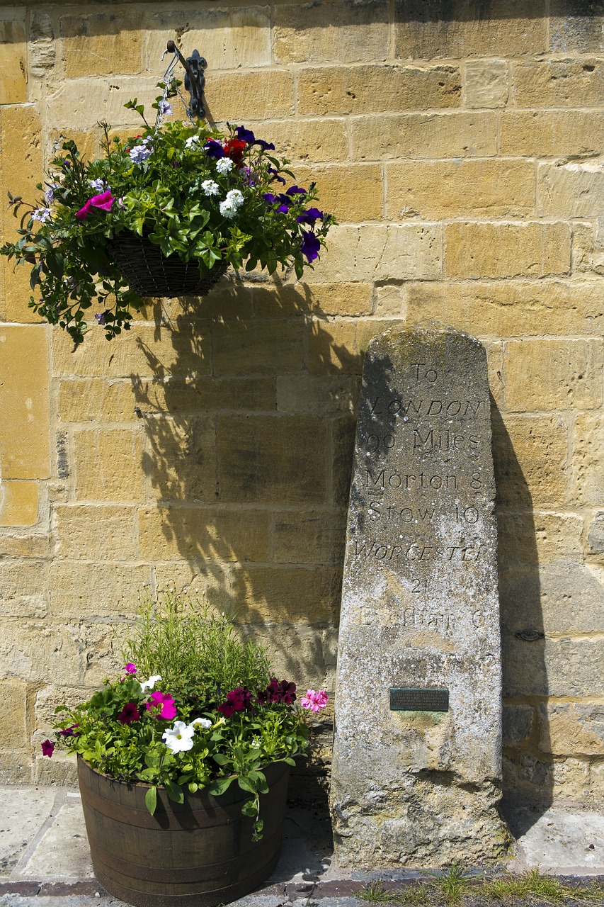 Labai Senas Atstumo Žymeklis,  Raižyti Akmenys,  Istorinis,  Geltonos Akmens Sienos,  Pakabinamas Krepšys,  Sėjamoji Vonia,  Plačiajuostis,  Cotswolds,  Uk, Nemokamos Nuotraukos