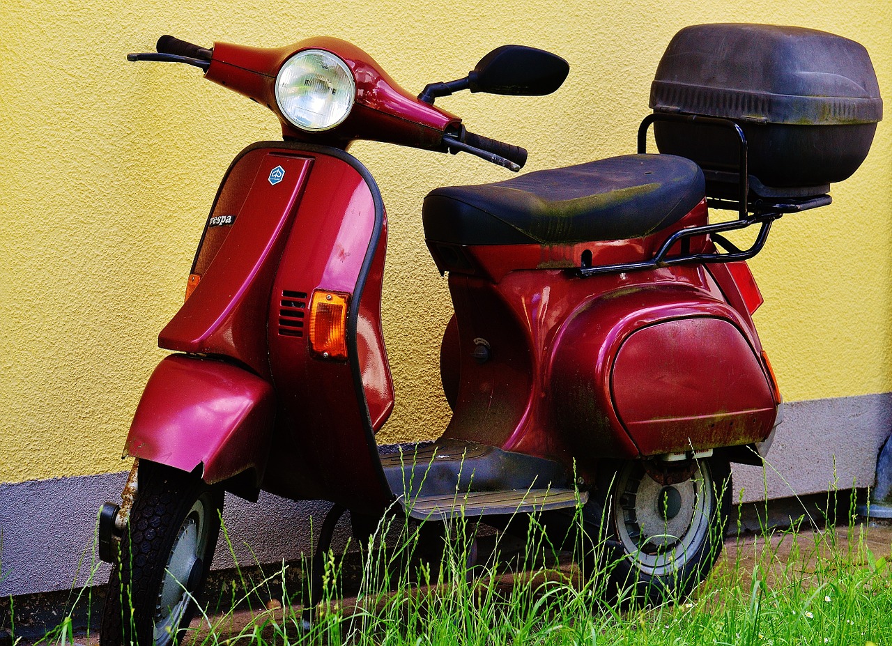 Vespa, Volas, Motoroleris, Kultas, Mopedas, Flitzer, Vairuoti, Variklis, Transporto Priemonė, Raudona