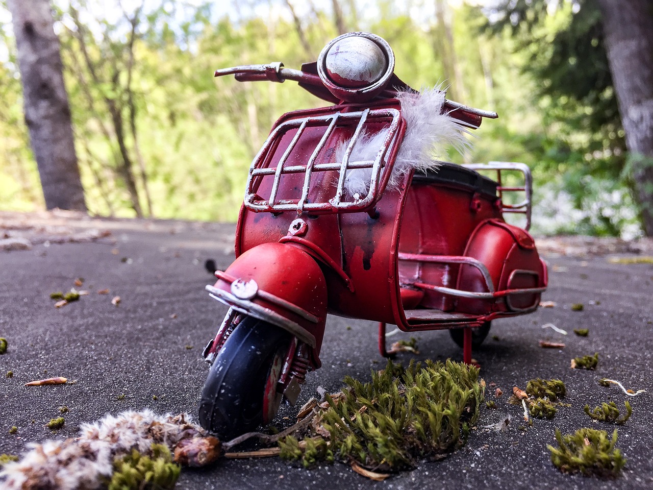 Vespa, Motoroleris, Moottero Automobilis, Transporto Priemonė, Žaislas, Žaislai, Vaikų Žaislai, Raudonas Žaislas, Žaidimų Aikštelė, Vasara