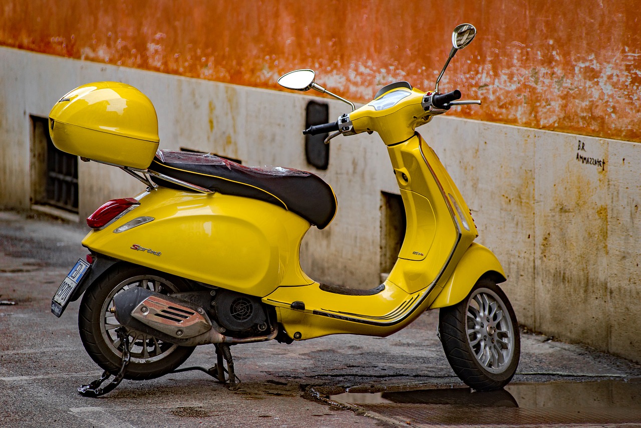 Vespa,  Motorolerių,  Motociklų,  Motociklas,  Transporto Priemonės,  Geltona,  Transportas,  Miesto,  Miestas,  Roma