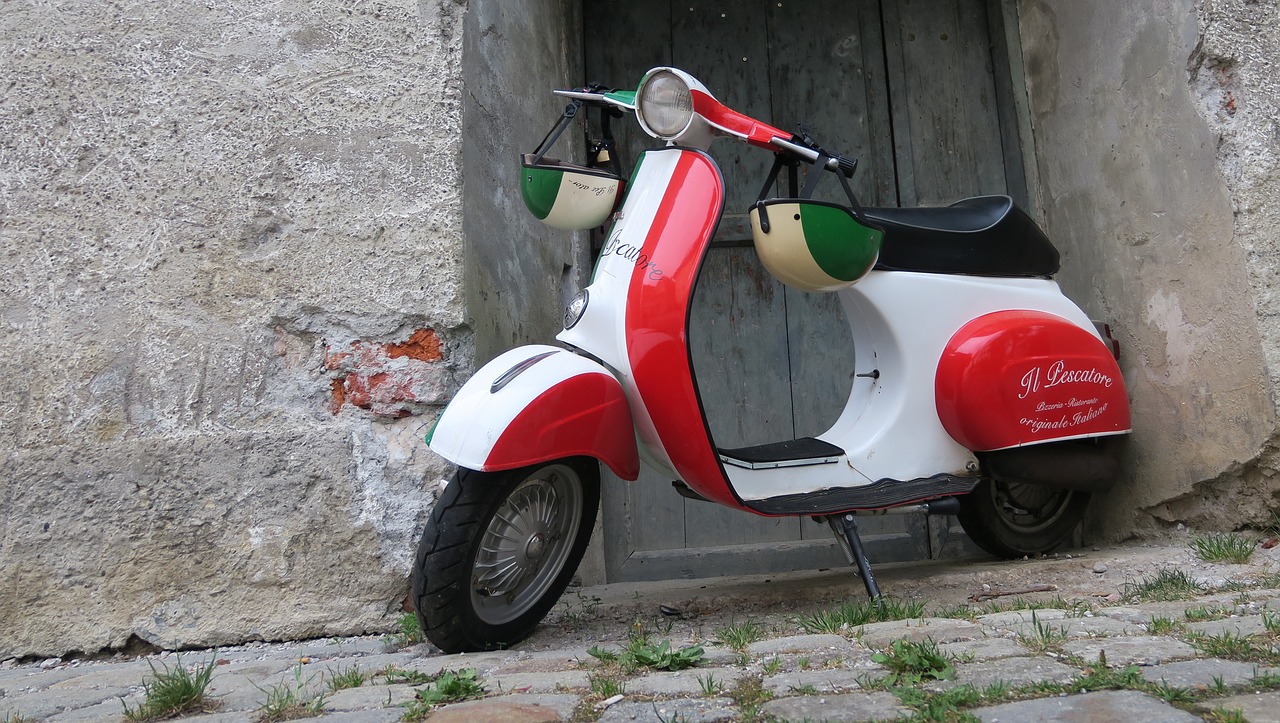 Vespa,  Motoroleris,  Helm,  Italija,  Transporto Priemonės,  Volas,  Motociklų,  Piaggio,  Mopedas,  Judėjimas