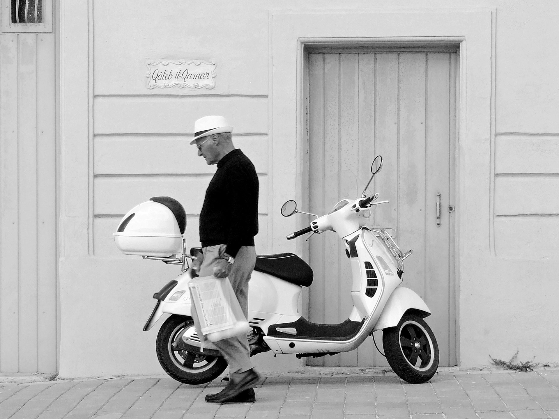 Vespa,  Motoroleris,  Vyras,  Vaikščioti,  Motociklas,  Transportas,  Miesto,  Transporto Priemonė,  Retro,  Gabenimas