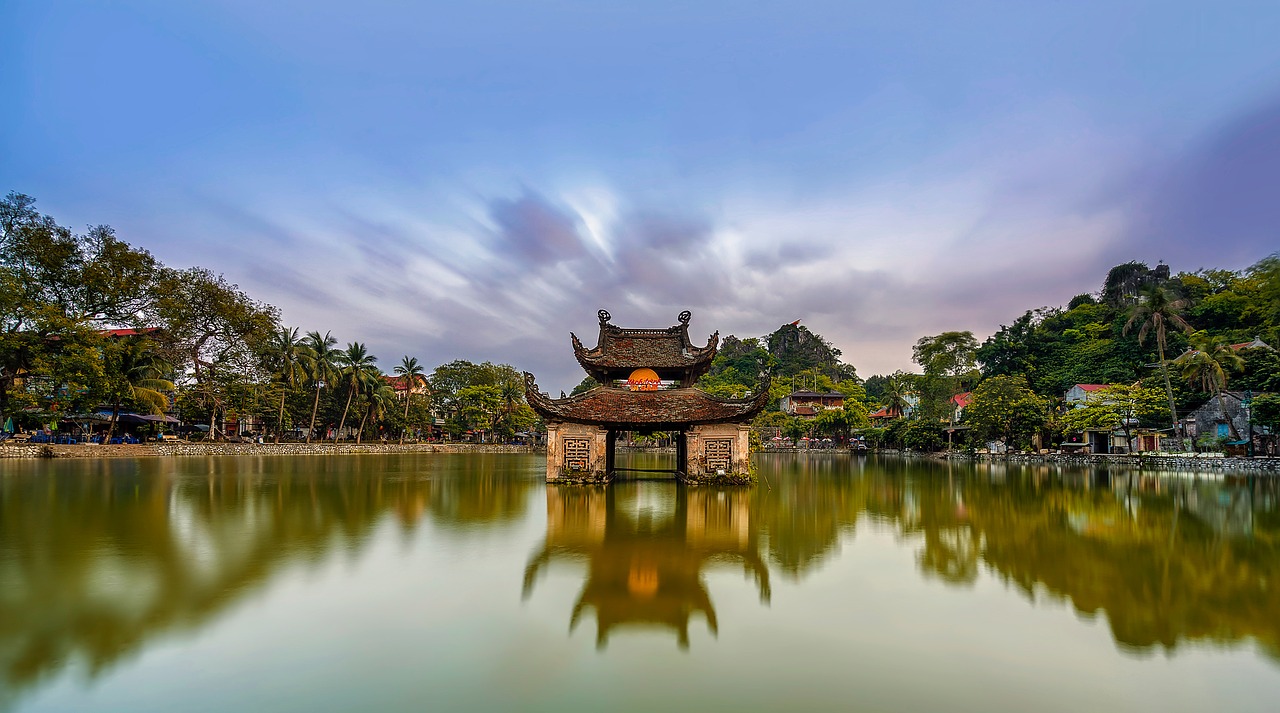 Vietnamas, Šventykla, Pagoda, Religija, Budizmas, Dangus, Debesys, Ežeras, Vanduo, Apmąstymai