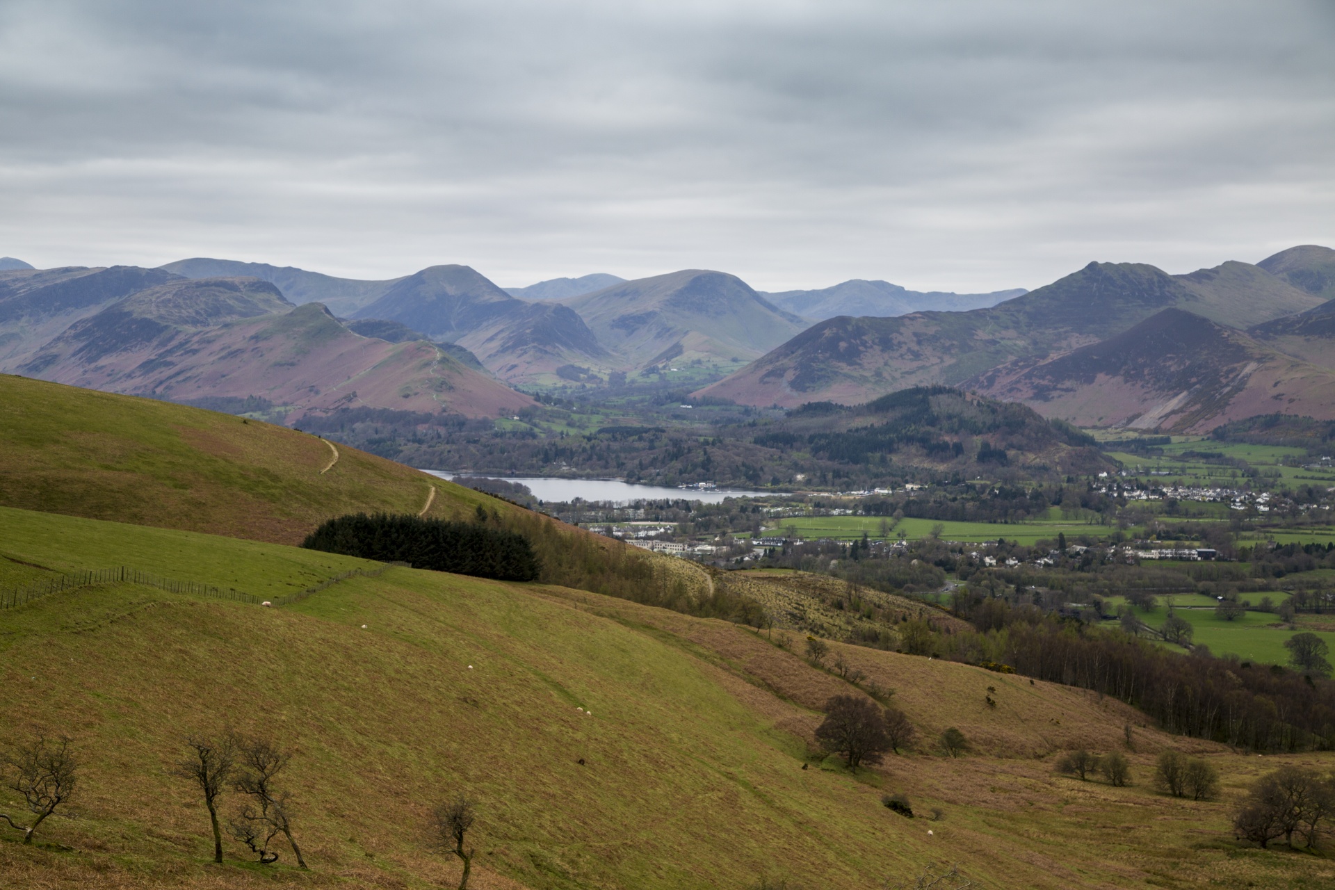 Skiddaw,  Blencathra,  Vanduo,  Tvenkinys,  Medžiai,  Miškas,  Kaimas,  Kalnai,  Kraštas,  Trasa