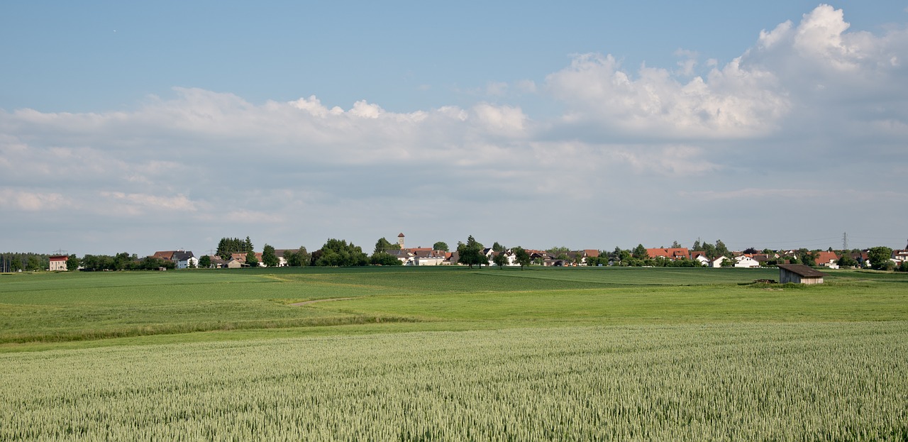 Kaimas, Kaimas, Panorama, Bažnyčia, Bokštas, Dangus, Debesys, Pieva, Ariamasis, Mėlynas