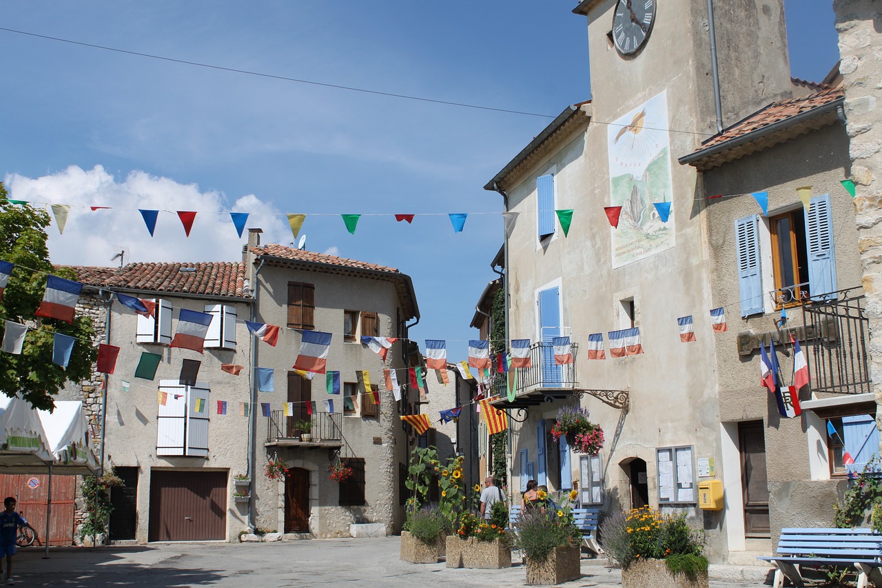 Kaimas, Vėliavos, Valstybinė Šventė, Vasara, Provence, France, Kaimo Aikštė, Nemokamos Nuotraukos,  Nemokama Licenzija