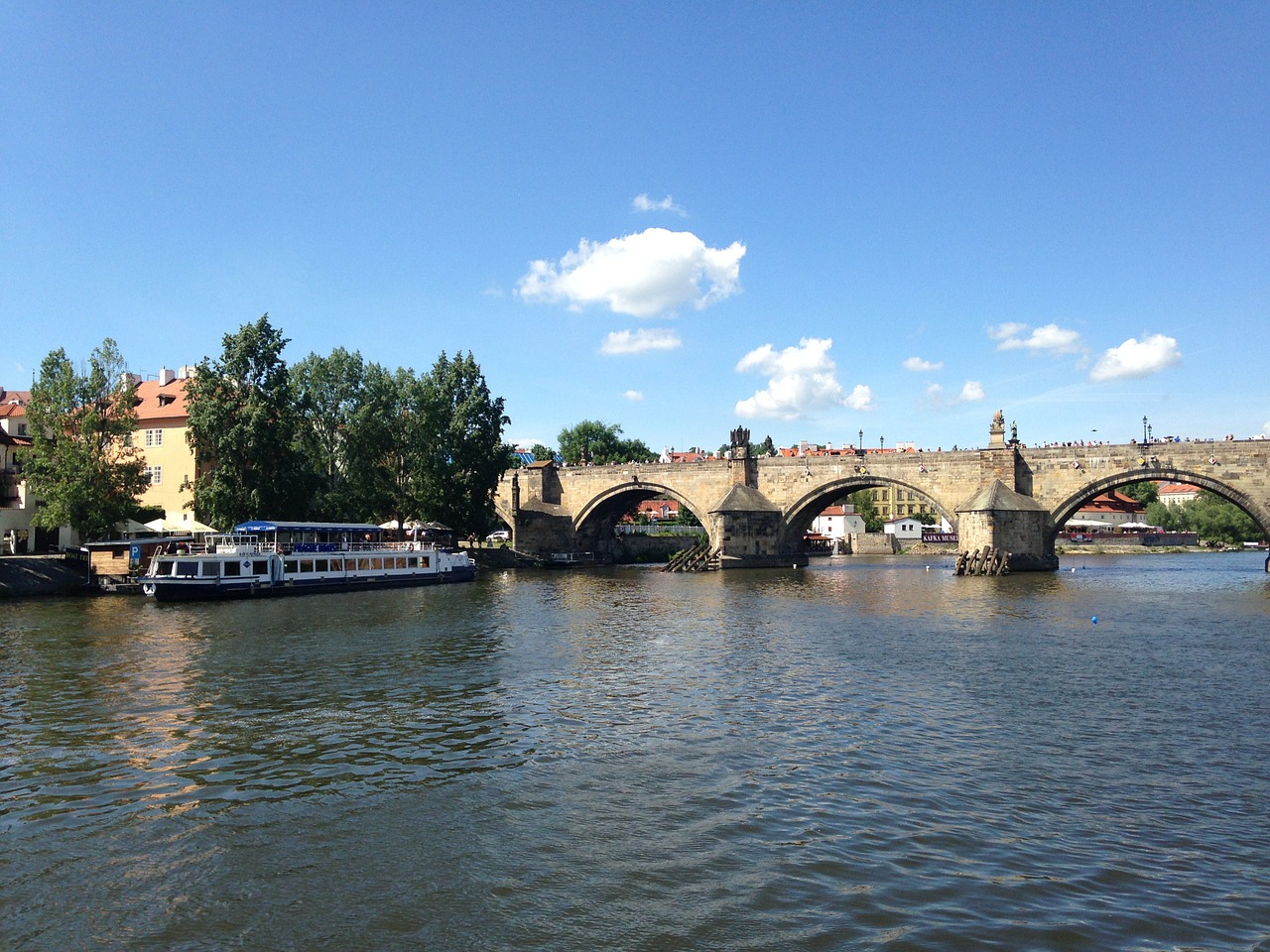 Vltava, Prague, Garlaivis, Upė, Charles Tiltas, Tiltas, Nemokamos Nuotraukos,  Nemokama Licenzija