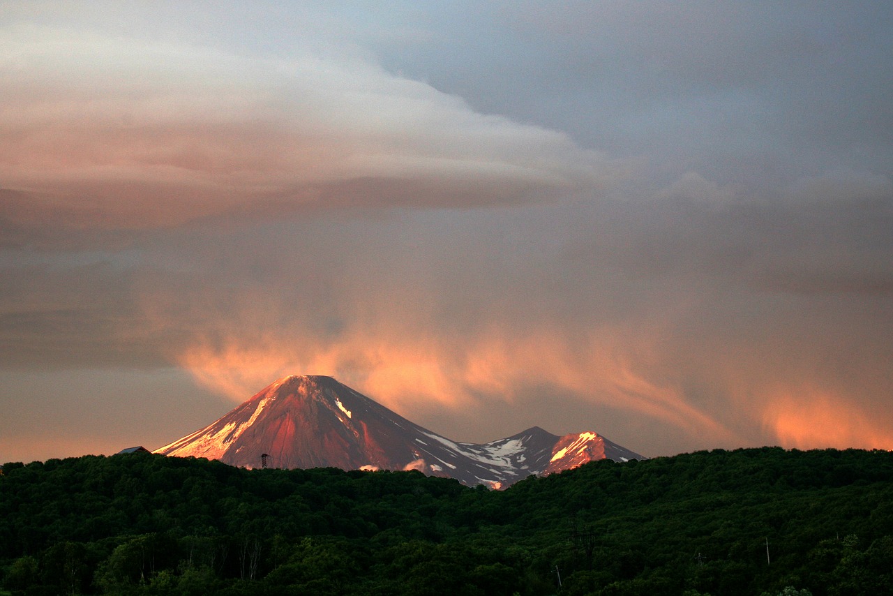 Vulkanas, Saulėlydis, Debesys, Vulkanas Avachinskis, Nipelis, Kamchatka, Gamta, Kalnai, Vakaras, Aukštis