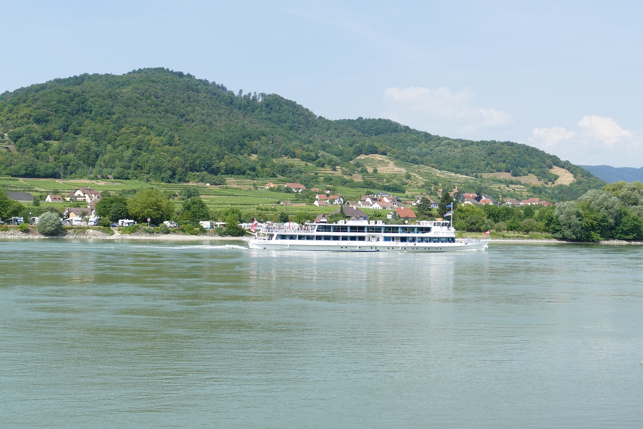 Wachau, Austria, Žemutinė Austrija, Danubės Slėnis, Danube Regionas, Danube, Dürnstein, Upės Kruizas, Laivas, Kalnas