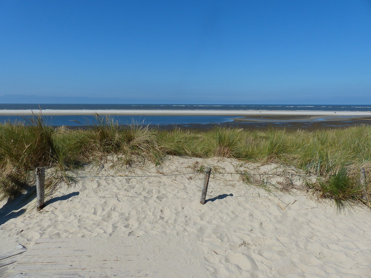 Vaikščioti Paplūdimyje, Smėlis, Balta, Ryškiai Mėlynas Dangus, Aišku, Langeoog, Rytinė Frisia, Sala, Kranto, Šiaurės Jūra