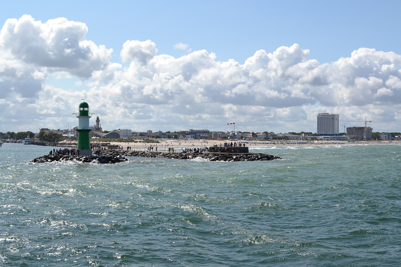 Warnemünde,  Rostock,  Švyturys,  Šviečiantieji Ženklai,  Baltijos Jūra,  Vėjas,  Vėjuota,  Uostas,  Kranto,  Šventė