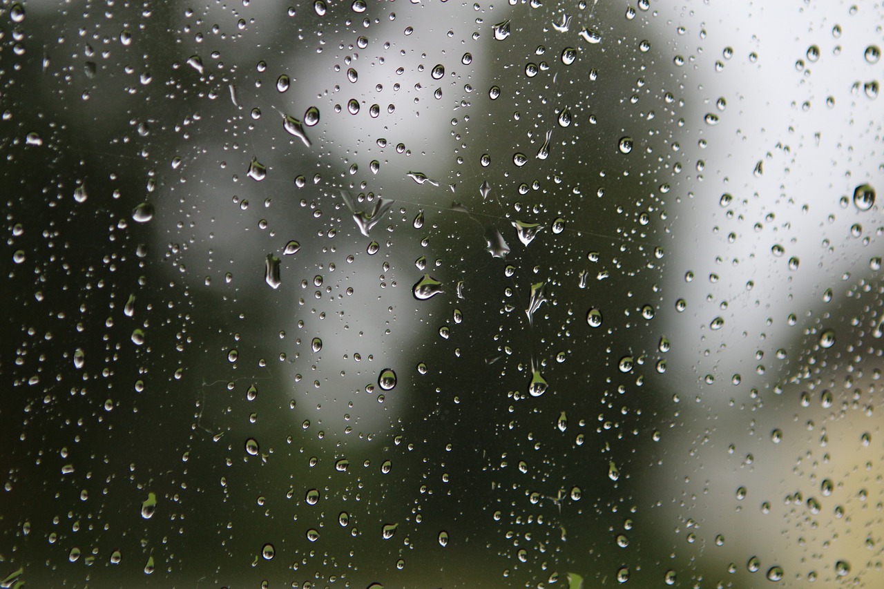В окна стучали крупные дождевые капли. Капли дождя. Капли на стекле. Дождь на стекле. Дождевые капли на стекле.